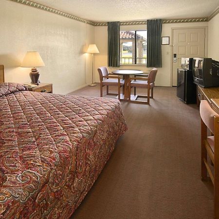 Travelodge by Wyndham Tulsa Eksteriør billede